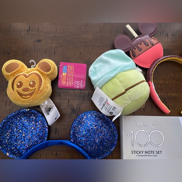 •DISNEY BUNDLE- 5 ITEMS• - Picture 8 of 13